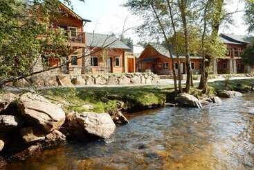 هتل Fall River Village Resort