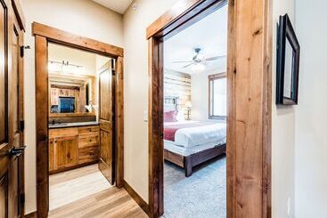 هتل Fall River Village Resort