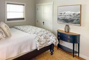 Walk To Beach: Lake Michigan Getaway!