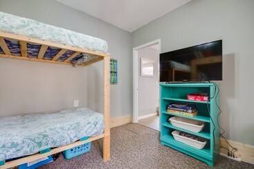 茅舍 Dock & Furnished Deck: Lakefront Gravois Mills Gem