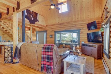קוטג'' Lake George Cabin W/ Deck & Mountain Views!