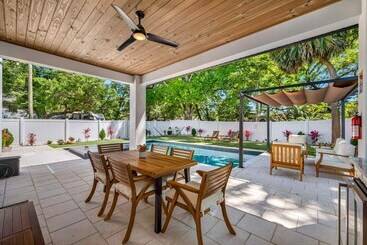 Luxury Tampa Home W/ Pool, Jacuzzi & Amenities