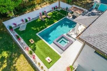 Luxury Tampa Home W/ Pool, Jacuzzi & Amenities