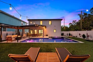 Luxury Tampa Home W/ Pool, Jacuzzi & Amenities