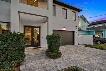 Luxury Tampa Home W/ Pool, Jacuzzi & Amenities