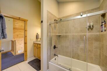 Maggie Valley Cabin W/ Private Hot Tub & Game Room