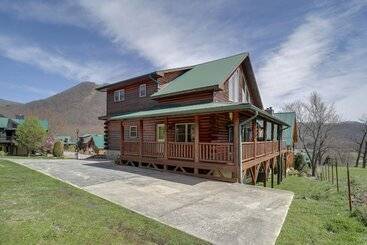 Maggie Valley Cabin W/ Private Hot Tub & Game Room