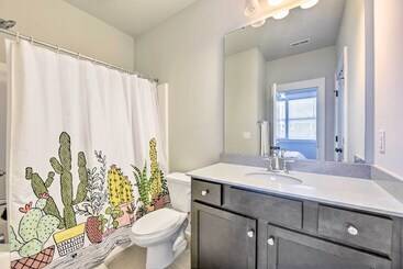 Modern Charlotte Home ~ 4 Mi To Downtown!