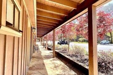 Mountain Harbor Queen Guest Room On Lake Ouachita By Redawning