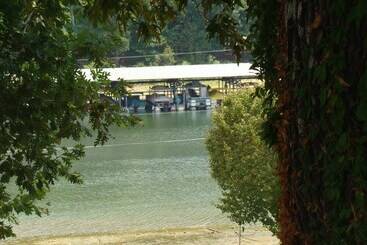 Mountain Harbor Queen Guest Room On Lake Ouachita By Redawning