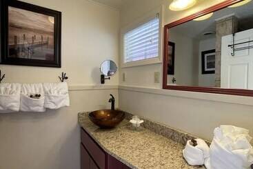 Mountain Harbor Queen Guest Room On Lake Ouachita By Redawning