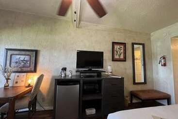 Mountain Harbor Queen Guest Room On Lake Ouachita By Redawning