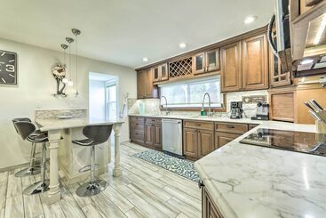 New Haven Gem W/ Private Pool, Walk To Beach!