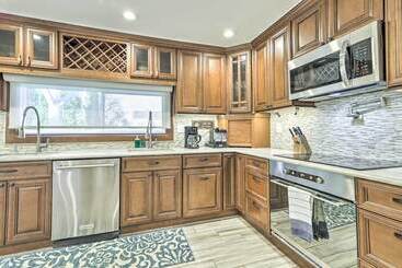 New Haven Gem W/ Private Pool, Walk To Beach!