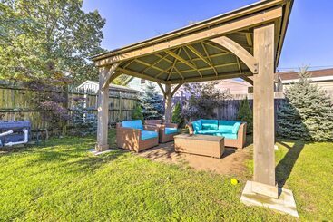 New Haven Gem W/ Private Pool, Walk To Beach!