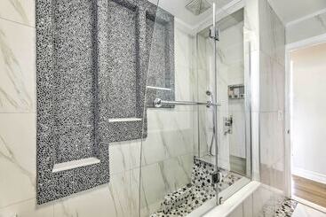 New Haven Gem W/ Private Pool, Walk To Beach!