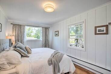 Quaint  Sur La Mer  Cottage W/ Deck, Fire Pit