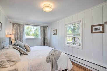 Quaint  Sur La Mer  Cottage W/ Deck, Fire Pit