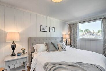 Quaint  Sur La Mer  Cottage W/ Deck, Fire Pit