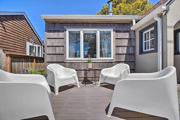 Quaint  Sur La Mer  Cottage W/ Deck, Fire Pit