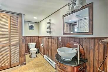 Cozy Poconos Cottage W/ Hot Tub Near Ski Resorts!