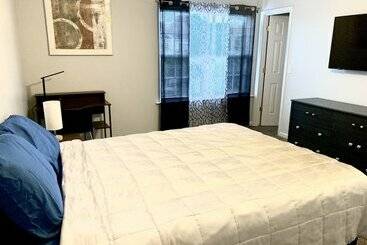 Spacious 4br House W Screenedin Porch
