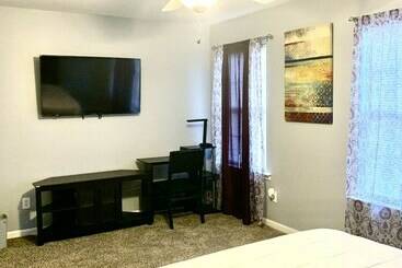 Spacious 4br House W Screenedin Porch