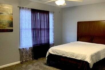 Spacious 4br House W Screenedin Porch