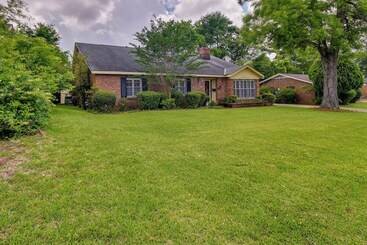 کلبه Spacious Downtown Montgomery Home W/ Yard, Patio!