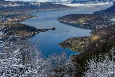 فندق صغير Auberge De Jeunesse Hi Annecy