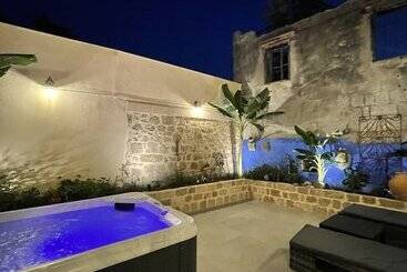 Bed and Breakfast Midgard Suites   Medieval Town