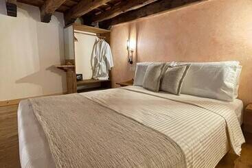 Bed and Breakfast Midgard Suites   Medieval Town