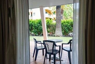Coral La Quinta Park Suites