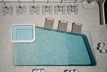 هتل Apricus Suites