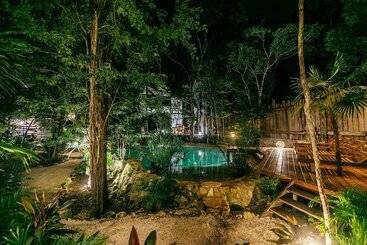 هتل Nahouse Jungle Lodges