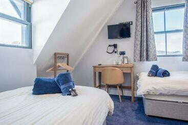 هتل Ocean Cabins No 10 At The Square   Saundersfoot