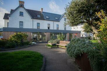 هتل Ocean Cabins No 10 At The Square   Saundersfoot