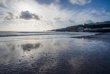 هتل Ocean Cabins No 10 At The Square   Saundersfoot