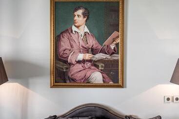 هتل The Byron
