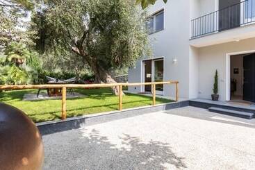 Luxury Apartment In Modern Villa Unit 1