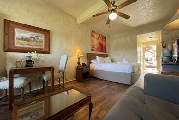 Mountain Harbor King Guest Room On Lake Ouachita By Redawning