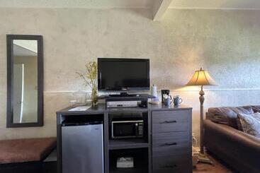 Mountain Harbor Queen Guest Room On Lake Ouachita By Redawning