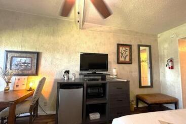 Mountain Harbor Queen Guest Room On Lake Ouachita By Redawning