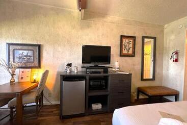 Mountain Harbor Queen Guest Room On Lake Ouachita By Redawning