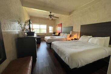 Mountain Harbor Queen Guest Room On Lake Ouachita By Redawning
