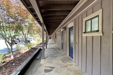 Mountain Harbor Queen Guest Room On Lake Ouachita By Redawning