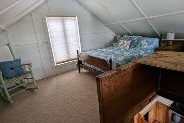 Pond View Cabin Rustic Two Bedroom Loft, A Short Drive To Chittenden Reservoir, Killington & Rutland
