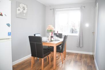 اقامتگاه 2ndhomestays Willenhall Charming 3 Bedroom Home