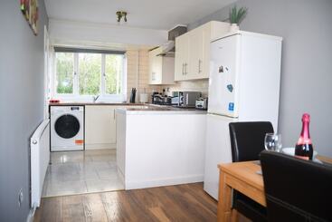 اقامتگاه 2ndhomestays  Willenhall Charming 3 Bedroom Home