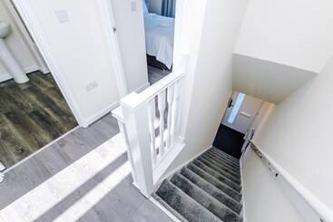 اقامتگاه Stunning 2 Bed House In Manchester With Canal View